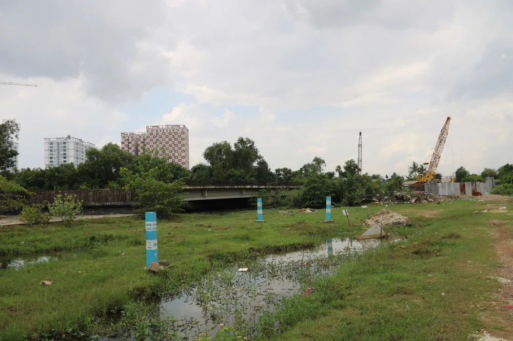 Máy móc nằm trơ trọi tại công trường.