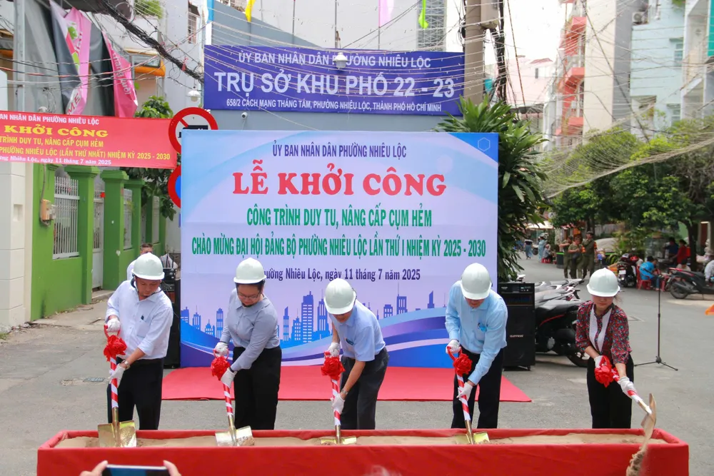 Các đại biểu thực hiện nghi thức khởi công. phường nhiêu lộc