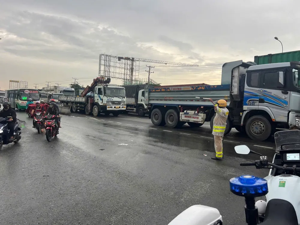 CSGT hướng dẫn lộ trình di chuyển. cao tốc TP.HCM - Long Thành - Dầu Giây