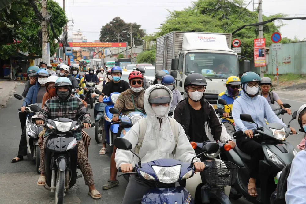 Ùn ứ giữa trưa trên đường Lê Văn Việt.