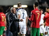 Mancini tự tin đá play-off, Santos giải thích về màn tranh cãi với Ronaldo ảnh 5 Ronaldo bật khóc và cãi thầy Santos