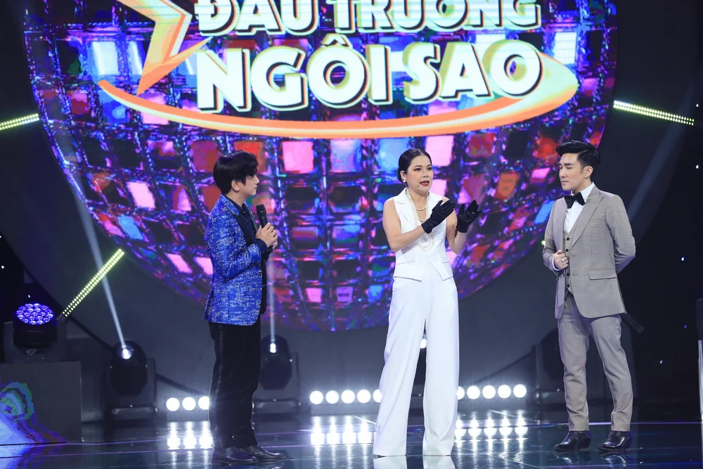 Các nhân vật đang trao đổi trong chương trình.