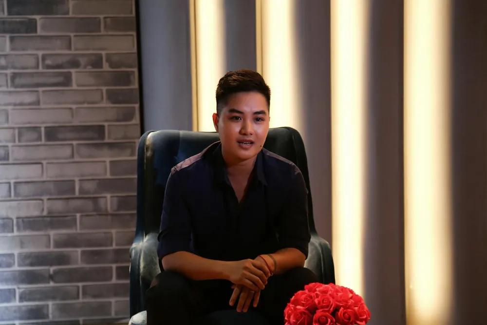 Minh Khang đang kể lại câu chuyện của mình. Minh Khang đang kể lại câu chuyện của mình.