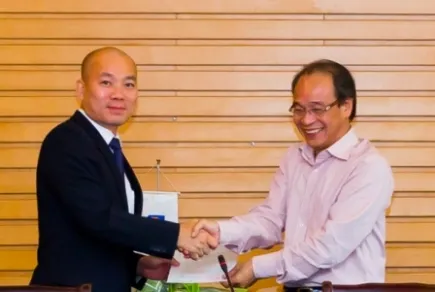 Chủ tịch Petrolimex Bùi Ngọc Bảo (phải) trao quyết định cho ông Vũ Bá Phú