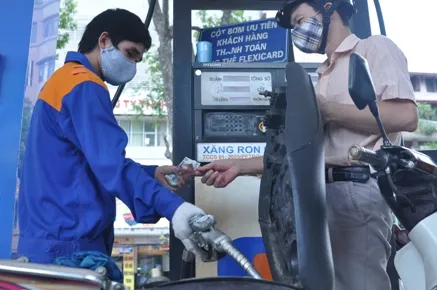 Giá xăng giảm 200 đồng/lít, giá dầu madut tăng ảnh 1