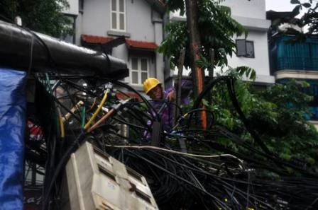 Hà Nội: Cây cổ thụ, cột điện lại gãy đổ sau bão ảnh 4