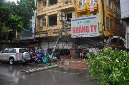 Hà Nội: Cây cổ thụ, cột điện lại gãy đổ sau bão ảnh 5