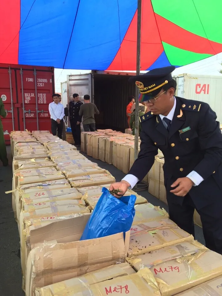 Hải quan bắt giữ một container nghi lá khát ảnh 1