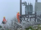 Thợ điện căng mình chống chọi với băng tuyết ở phía Bắc