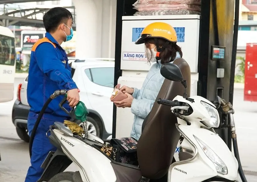 Ngày 21-4, giá xăng dầu trong nước đã tăng nhẹ sau ba kì giảm trước đó. Ảnh: PHI HÙNG