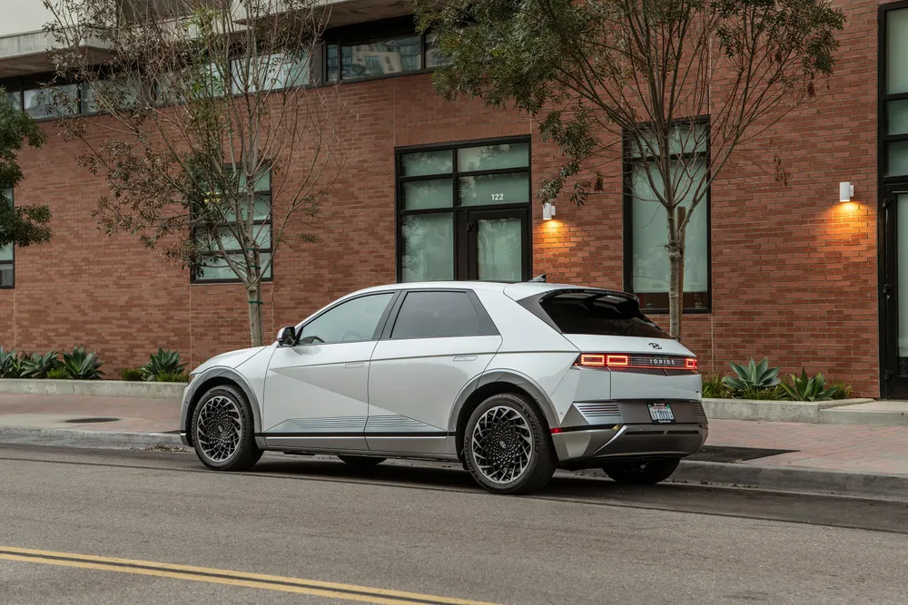 Ngoại thất IONIQ 5 dựa trên cảm hứng từ thiết kế Concept 45 với ngôn ngữ thiết kế có tên Parametric Dynamics (Động lực học tham số). IONIQ 5 sở hữu kích thước tổng thể của 1 mẫu SUV tầm trung với các thông số Dài x Rộng x Cao lần lượt là 4.635 x 1.890 x 1.605 (mm), khoảng sáng gầm xe đạt 160mm.