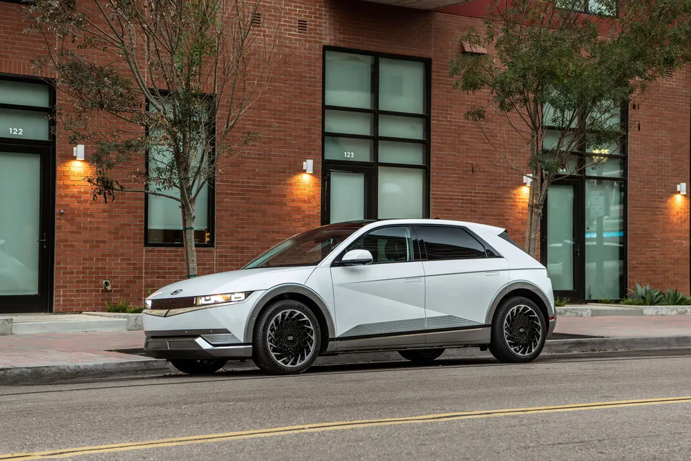 Điểm nhấn dấu ấn của IONIQ 5 là thiết kế Parametric Pixel với cụm đèn chiếu sáng trước sau theo phong cách pixels với các ô vuông ánh sáng. Điểm đáng chú ý là chiều dài cơ sở của IONIQ 5 đạt 3.000mm, tương đương với các mẫu SUV Full Size, giúp bố trí khoang cabin, không gian rộng rãi.