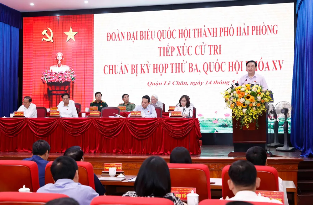 Chủ tịch Quốc hội Vương Đình Huệ giải đáp những kiến nghị của cử tri. Ảnh: DOÃN TẤN Chủ tịch Quốc hội Vương Đình Huệ giải đáp những kiến nghị của cử tri. Ảnh: DOÃN TẤN