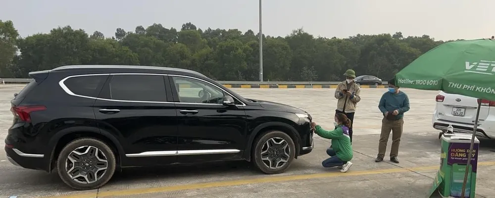 Để chủ phương tiện nhận được sự hỗ trợ kịp thời, công ty TNHH thu phí tự động VETC cung cấp đường dây nóng 0913.291.910 phục vụ trên tuyến cao tốc Hà Nội - Hải Phòng. Ảnh: LĐ Để chủ phương tiện nhận được sự hỗ trợ kịp thời, công ty TNHH thu phí tự động VETC cung cấp đường dây nóng 0913.291.910 phục vụ trên tuyến cao tốc Hà Nội - Hải Phòng. Ảnh: LĐ