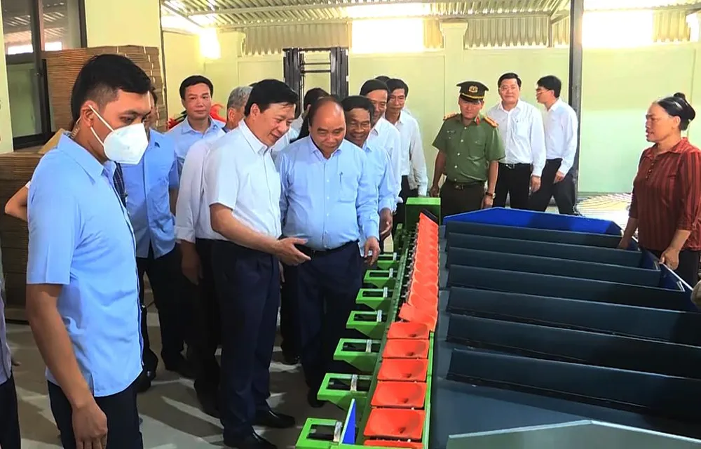 Chủ tịch nước Nguyễn Xuân Phúc thăm mô hình người cao tuổi làm kinh tế giỏi tại HTX Tân Minh Đức, xã Phạm Trấn, huyện Gia Lộc. Ảnh: CTV Chủ tịch nước Nguyễn Xuân Phúc thăm mô hình người cao tuổi làm kinh tế giỏi tại HTX Tân Minh Đức, xã Phạm Trấn, huyện Gia Lộc. Ảnh: CTV