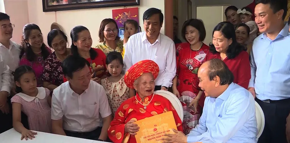 Chủ tịch nước Nguyễn Xuân Phúc đến thăm hỏi, tặng quà cụ Phạm Thị Lứu, 103 tuổi ở thôn Cầu Lâm, xã Phạm Trấn, huyện Gia Lộc. Ảnh: CTV Chủ tịch nước Nguyễn Xuân Phúc đến thăm hỏi, tặng quà cụ Phạm Thị Lứu, 103 tuổi ở thôn Cầu Lâm, xã Phạm Trấn, huyện Gia Lộc. Ảnh: CTV