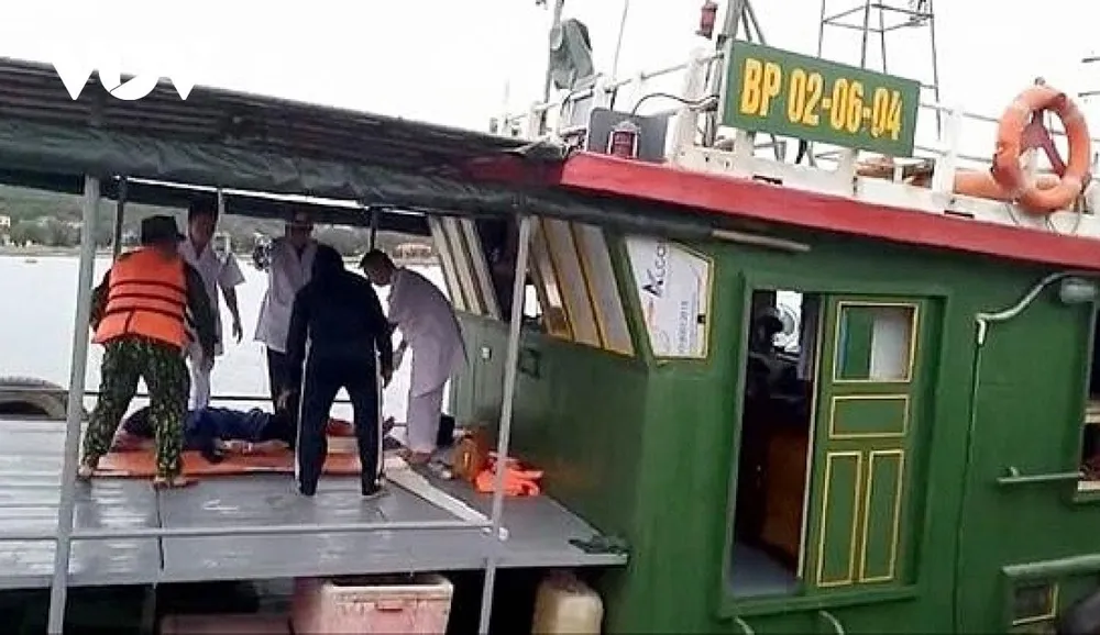 Lực lượng Biên phòng và quân dân y cấp cứu ngư dân bị cá mập tấn công. Ảnh: SH