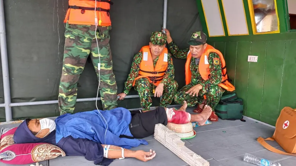 Lực lượng Biên phòng sơ cứu ngư dân bị cá mập cắn vào chân.