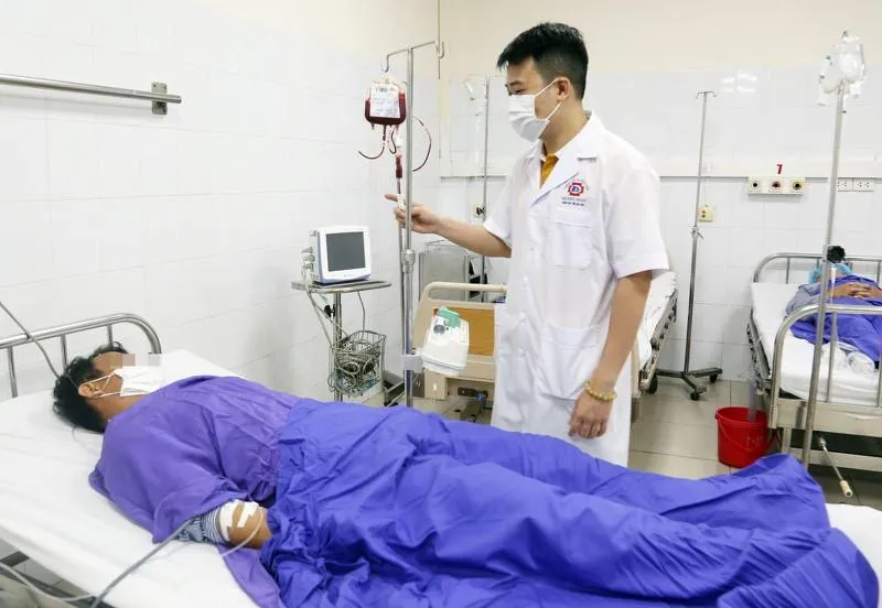 Bệnh nhân Võ Văn Đạt đang được chăm sóc tại khu hậu phẫu tại Bệnh viện Đa khoa tỉnh Quảng Ninh.