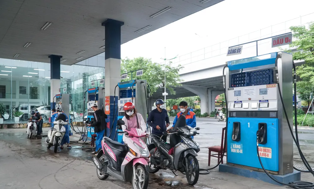 Cửa hàng bán lẻ xăng dầu đang gặp nhiều khó khăn vì chiết khấu âm. Ảnh minh hoạ: PHI HÙNG