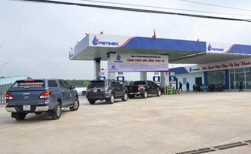 Petimex cho biết, việc Bộ Công Thương tước quyền sử dụng giấy phép kinh doanh xuất khẩu, nhập khẩu xăng dầu sẽ khiến công ty gặp khó khăn. Ảnh: Petimex