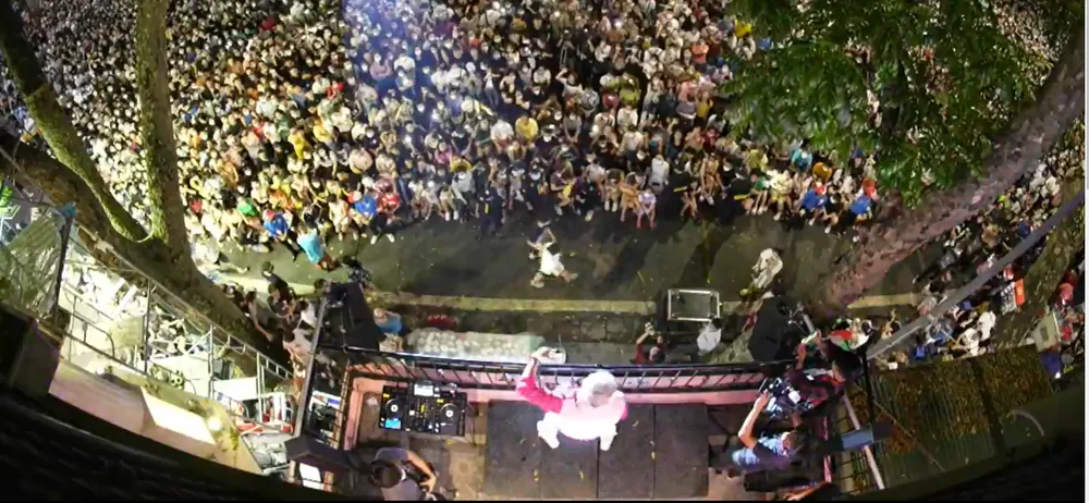 Đặc biệt, hôm nay là cuối tuần, phố đi bộ Hoàn Kiếm mở cửa nên thu hút rất đông người tập trung về đây.