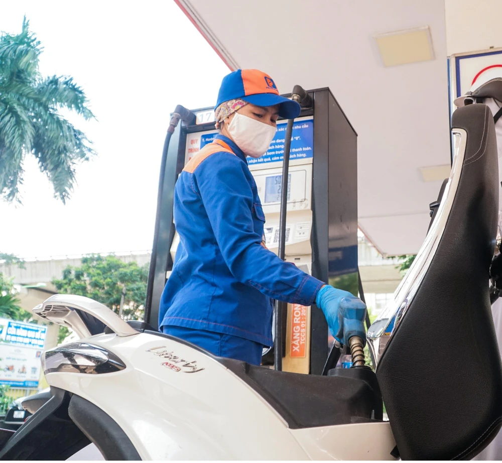 Các bộ ngành đang đưa ra nhiều giải pháp cho thị trường xăng dầu trong nước. Ảnh: PHI HÙNG