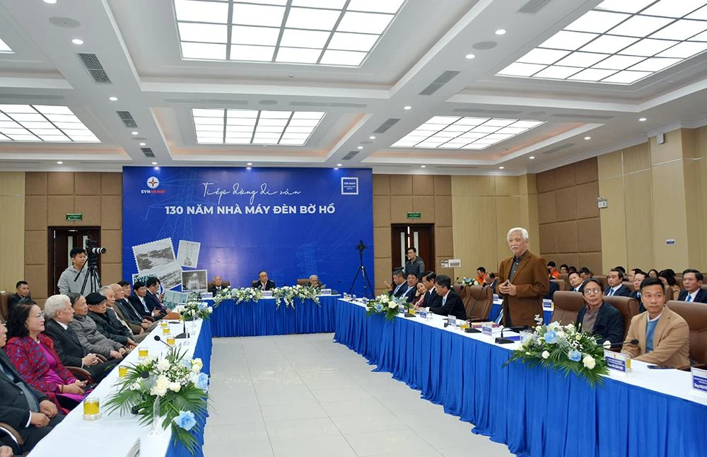 Nhà sử học Dương Trung Quốc chia sẻ tại hội thảo “Tiếp dòng di sản - 130 năm Nhà máy đèn Bờ Hồ”. Ảnh: TH