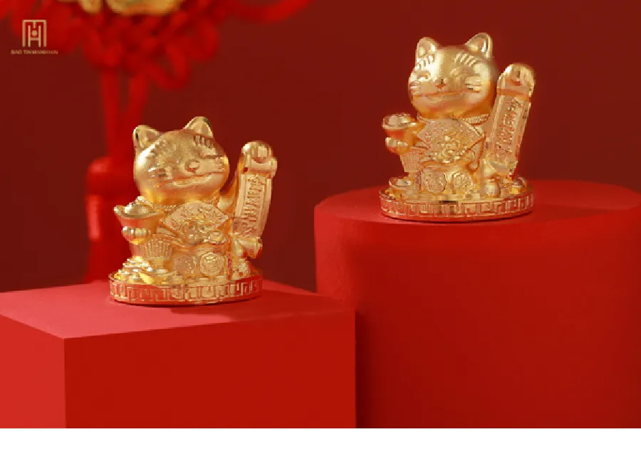 Trong khi đó, Bảo Tín Mạnh Hải mang đến chương trình tặng lì xì may mắn và bốc thăm trúng thưởng với hoá đơn bất kỳ với tổng trị giá giải thưởng lên đến 270 triệu đồng. Đặc biệt, Bảo tín Mạnh Hải sẽ áp dụng chính sách đặt hàng qua fanpage trước ngày mùng 10 âm lịch, giao hàng miễn phí, không lo chênh lệch giá vàng.