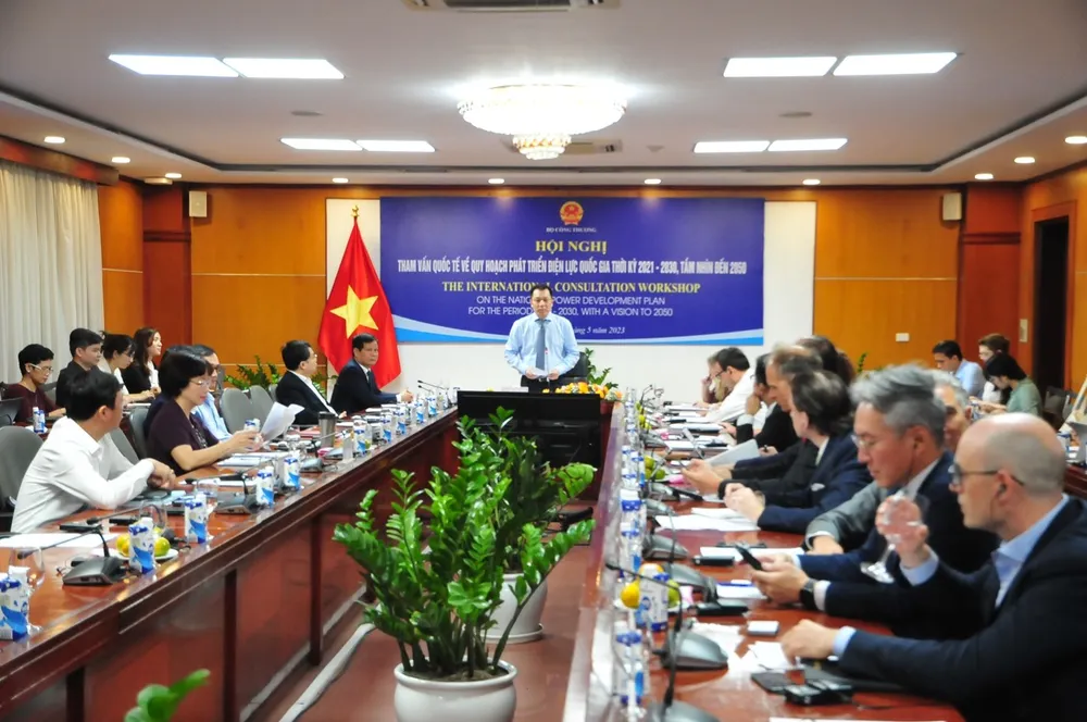 Thứ trưởng Đặng Hoàng An chủ trì hội nghị tham vấn các tổ chức quốc tế về quy hoạch điện VIII. Ảnh: BCT