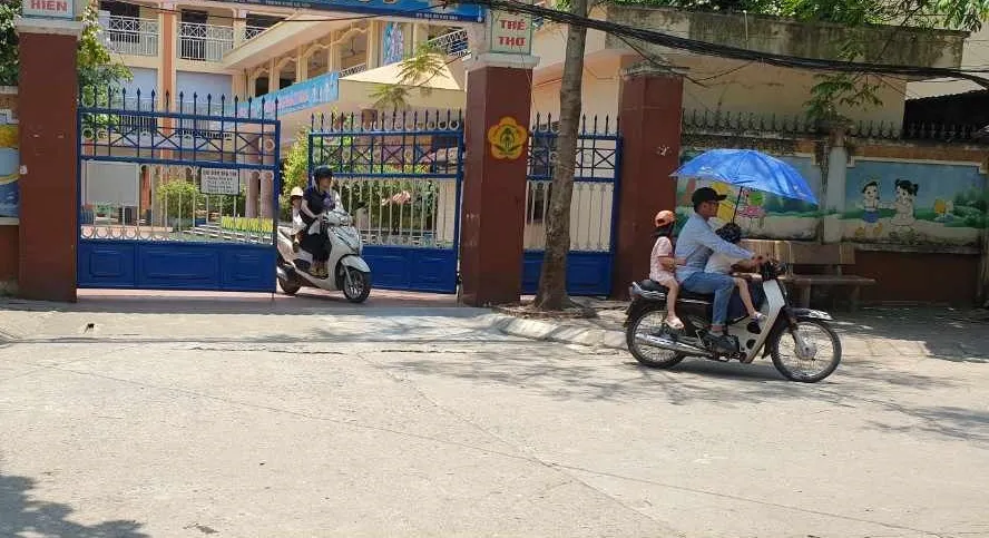 Sau khi nghe tin trường bị mất điện, một số phụ huynh đã lên trường đón con về nhà. Ảnh: AH Sau khi nghe tin trường bị mất điện, một số phụ huynh đã lên trường đón con về nhà. Ảnh: AH