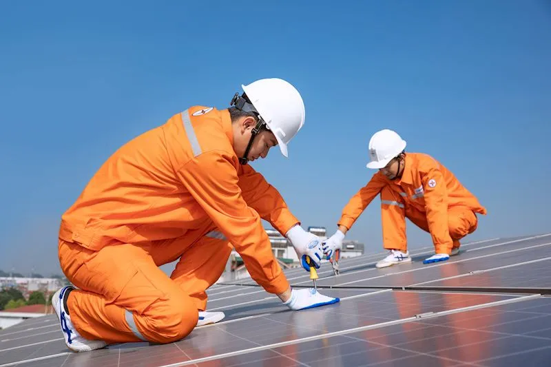 Hệ thống điện mặt trời mái nhà tại Hà Nội. Ảnh: EVNHANOI Hệ thống điện mặt trời mái nhà tại Hà Nội. Ảnh: EVNHANOI