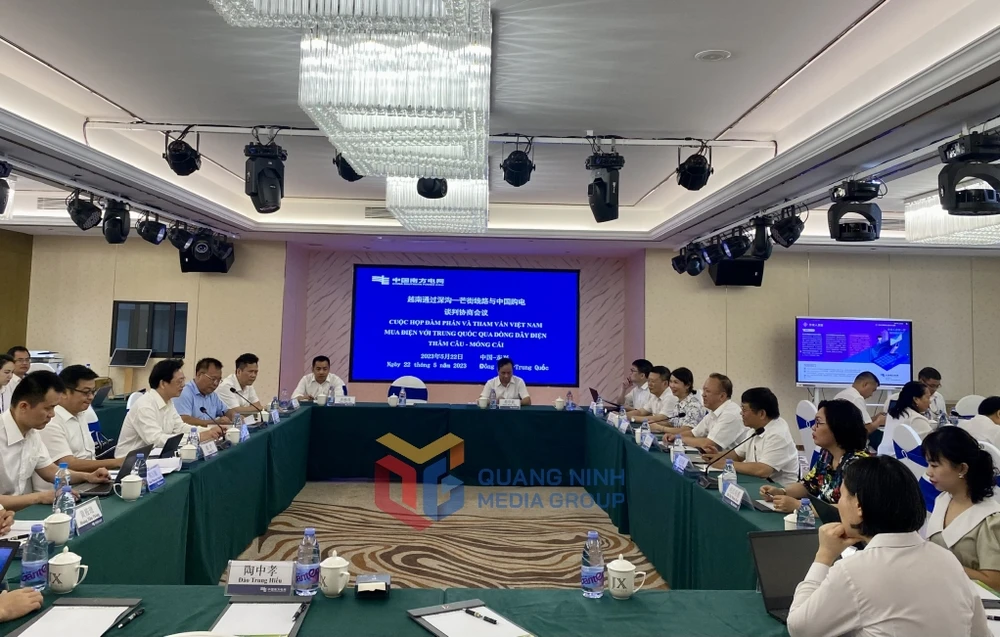 Đại diện EVNNPC làm việc với phía Trung Quốc về mua bán điện. Ảnh: Báo Quảng Ninh