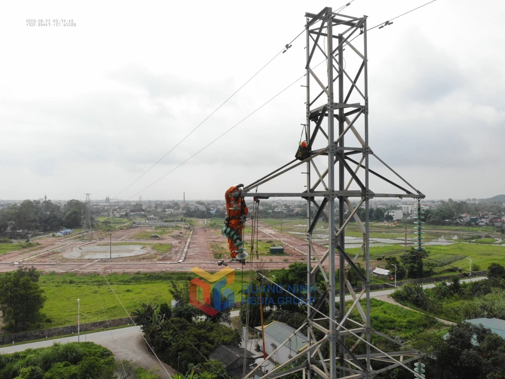 Công ty Điện lực Quảng Ninh kiểm tra xử lý khiếm khuyết trên đoạn đường dây 110kV Thâm Câu-Móng Cái phần do Việt Nam quản lý. Ảnh: Báo Quảng Ninh