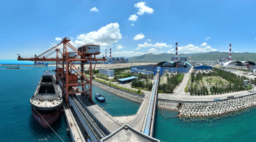 Khu vực cầu cảng than của Nhà máy Nhiệt điện Vĩnh Tân 2. Ảnh: EVN