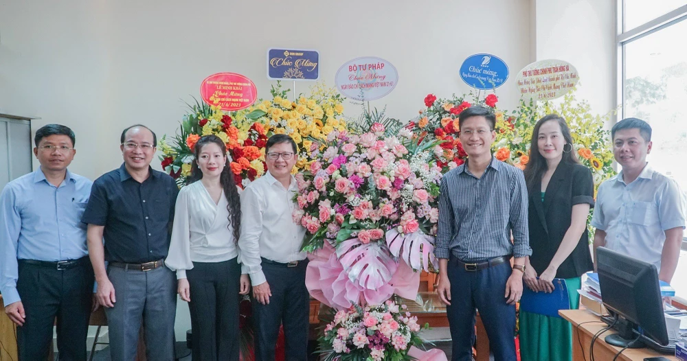 Ông Mai Lương Khôi (áo trắng), Thứ trưởng Bộ Tư pháp cùng đoàn công tác đến trụ sở Văn phòng đại diện báo Pháp Luật TP.HCM tại Hà Nội chúc mừng nhân dịp 98 năm ngày Báo chí Cách mạng Việt Nam. Ảnh: PHI HÙNG