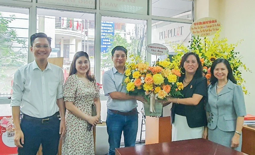 Ông Hoàng Nghĩa Nhân, Trưởng Văn phòng đại diện báo Pháp Luật TP.HCM tại Hà Nội cảm ơn lãnh đạo Sở TT&amp;TT Hà Nội đã luôn quan tâm, chia sẻ, đồng hành cùng báo Pháp Luật TP.HCM. Ảnh: MT