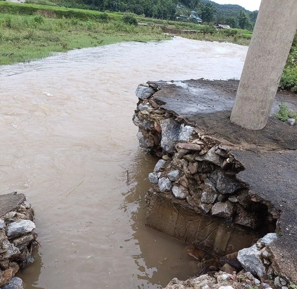 Mưa lũ kéo dài đã khiến hệ thống điện bị ảnh hưởng. Ảnh: EVNNPC