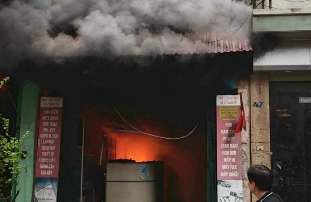 Ngọn lửa lan nhanh bao trùm căn nhà trên phố Lý Nam Đế, Hoàn Kiếm, Hà Nội.