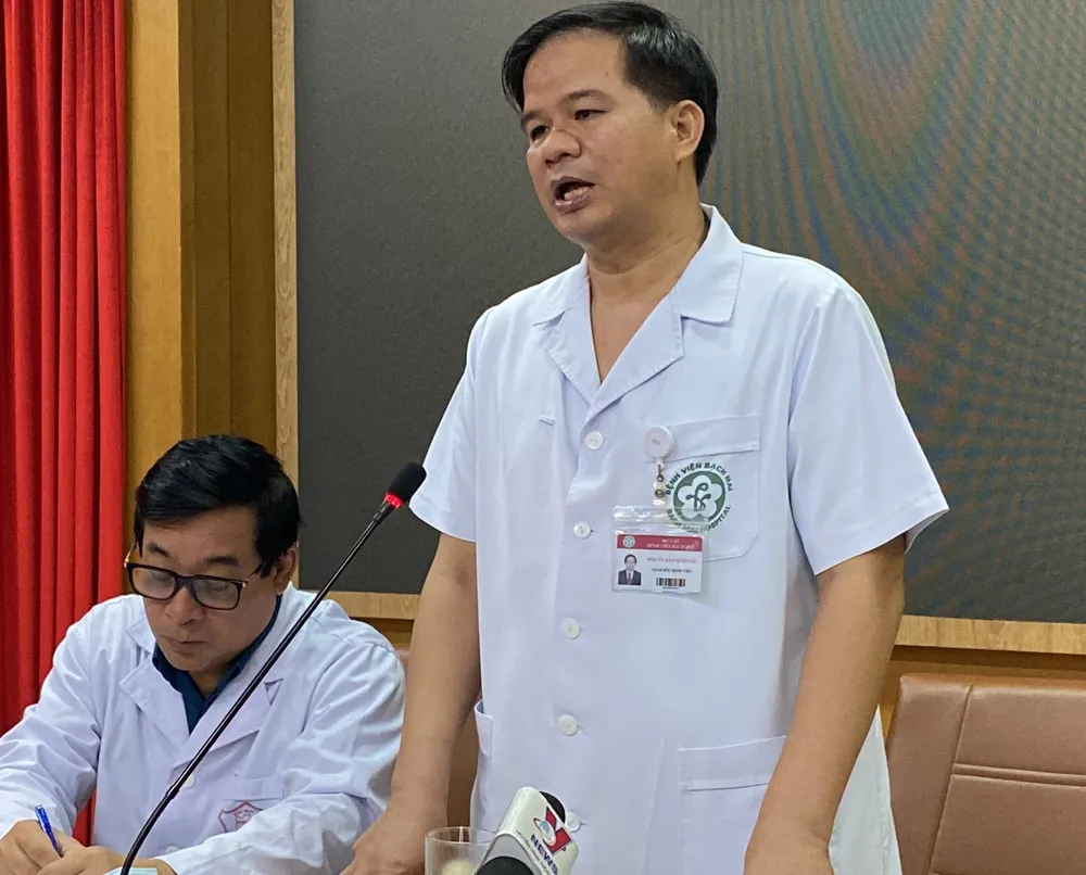 Ông Đào Xuân Cơ, Giám đốc bệnh viện Bạch Mai chủ trì cuộc họp báo. Ảnh: MT