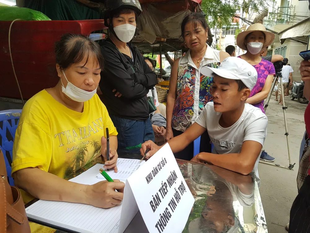 Chính quyền địa phương đang thống kê, tiếp nhận thông tin nạn nhân vụ cháy. Ảnh: PHI HÙNG