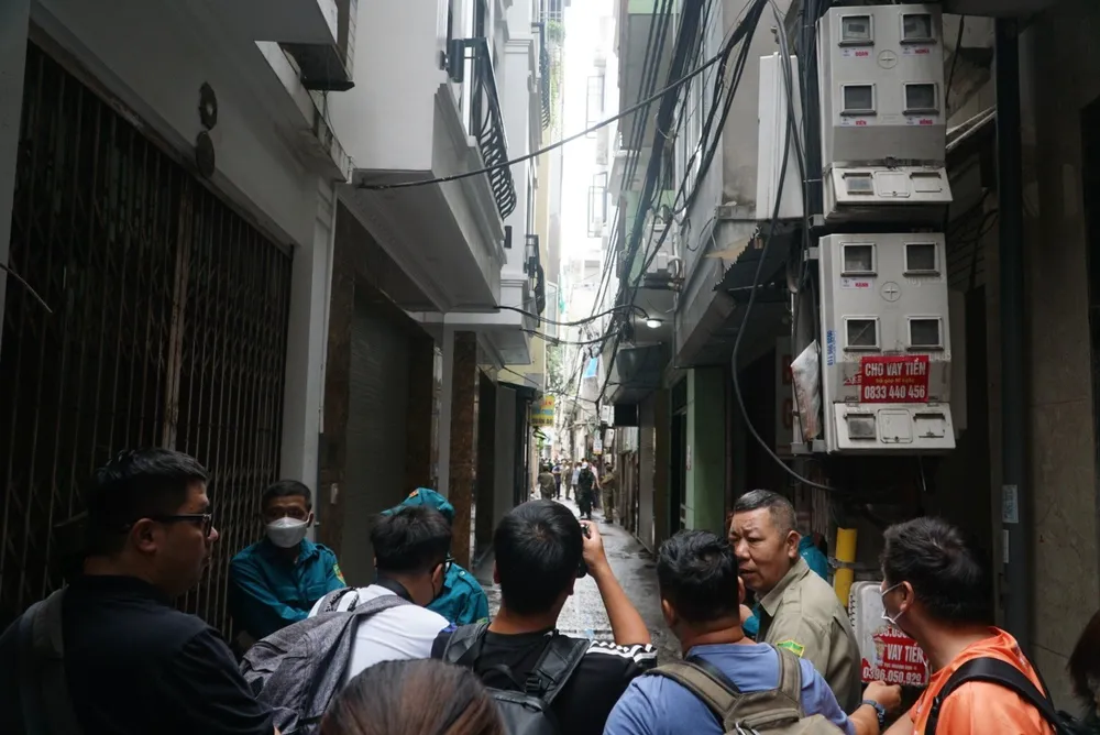 Lối vào khá nhỏ hẹp, theo người dân, đêm qua xe cứu hỏa không thể tiếp cận trực tiếp với hiện trường mà phải rải dây ống mới có thể đưa vòi nước vào trong. Ảnh: PHI HÙNG