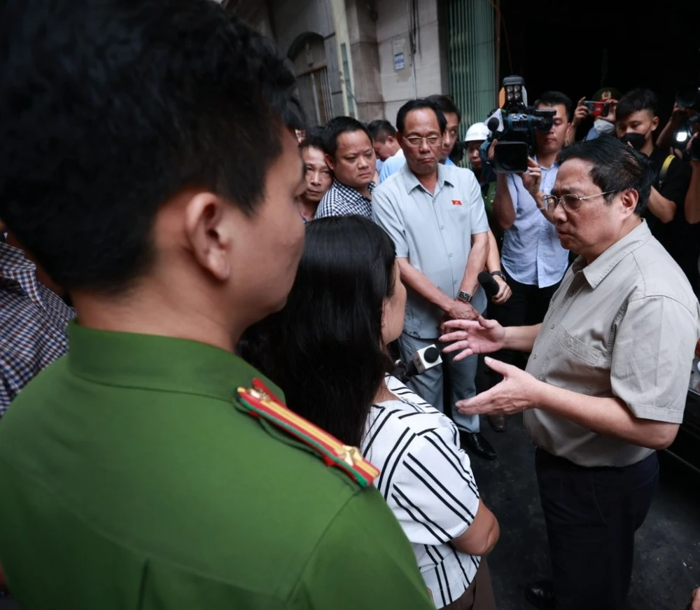 Thủ tướng thăm hỏi, cảm ơn người dân đã tích cực hỗ trợ lực lượng chữa cháy. Ảnh: Chinhphu.vn