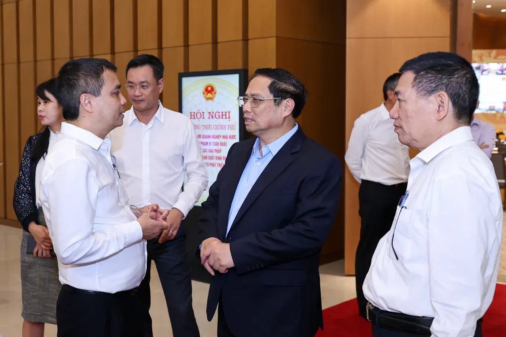 Thủ tướng và lãnh đạo bộ, ngành trao đổi bên lề hội nghị. Ảnh: NHẬT BẮC 376470769_640830638171193_9143169870653420120_n.jpg