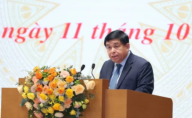 Bộ trưởng Nguyễn Chí Dũng báo cáo tình hình hoạt động doanh nghiệp 9 tháng năm 2023. Ảnh: VGP gap mat doanh nhan-2.jpg