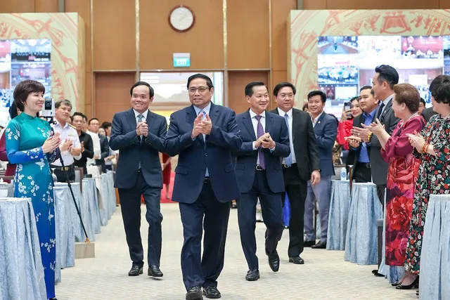 Thủ tướng Phạm Minh Chính gặp gỡ doanh nhân nhân ngày Doanh nhân Việt Nam 13-10. Ảnh: VGP gap mat doanh nhan.jpg