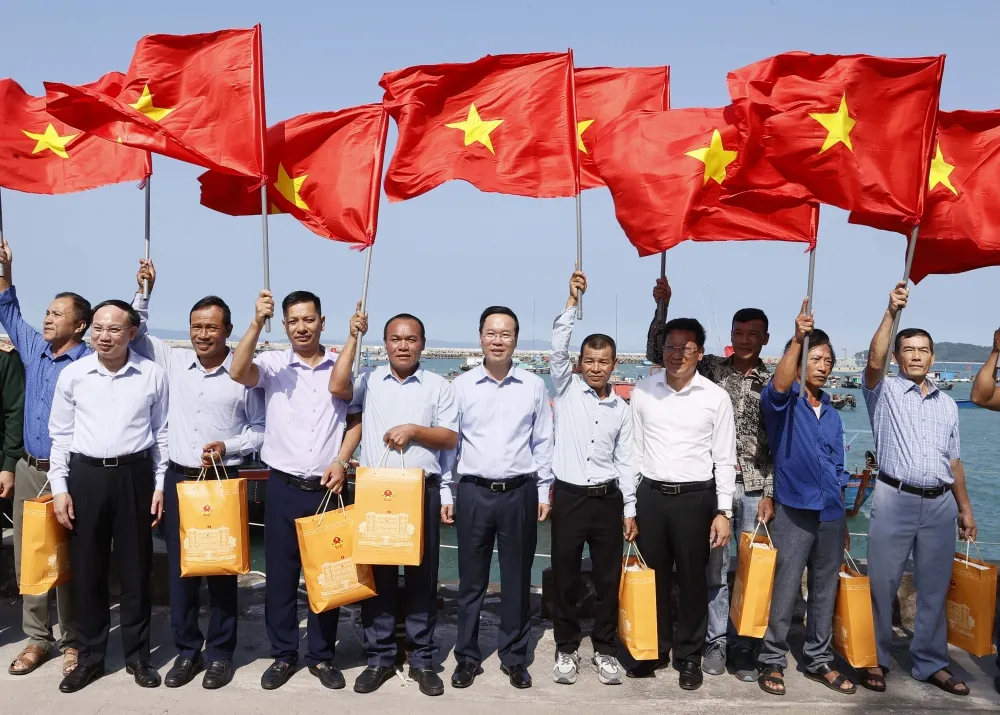 Chủ tịch nước Võ Văn Thưởng gặp gỡ và tặng quà ngư dân huyện đảo. Ảnh: VOV chủ tịch nước võ văn thưởng.jpg
