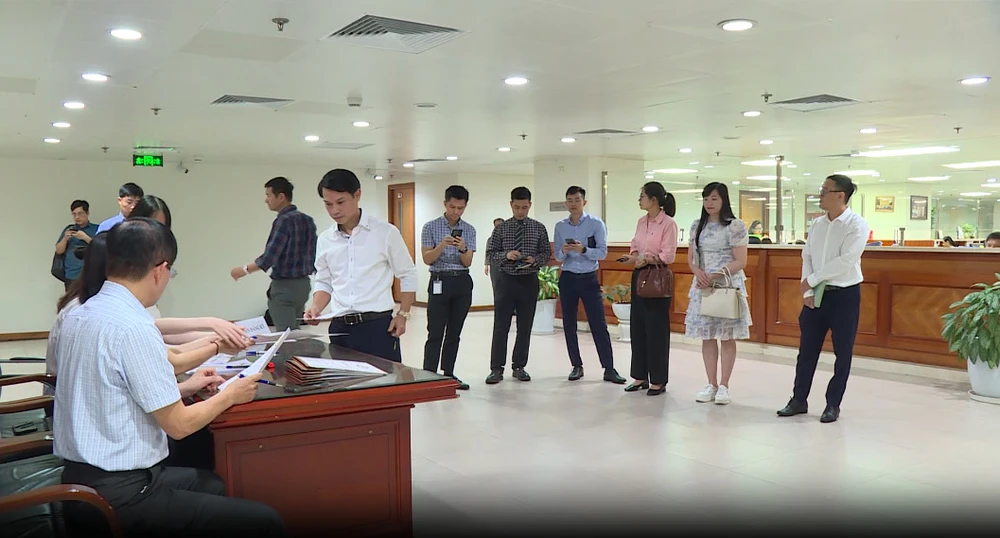Đại diện các ngân hàng, doanh nghiệp tham gia phiên đấu giá vàng ngày 23-4. Ảnh: MT b92b453f2cf582abdbe4.jpg