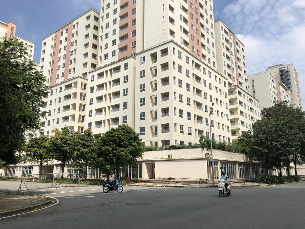 Hàng ngàn căn hộ tái định cư có vị trí đắc địa tại TP Thủ Đức (TP.HCM) đã được hoàn thiện nhưng bị bỏ hoang nhiều năm khiến công trình xuống cấp. Ảnh: QUANG HUY Hàng chục ngàn căn hộ tái định cư bị bỏ hoang ở TP.HCM và Hà Nội