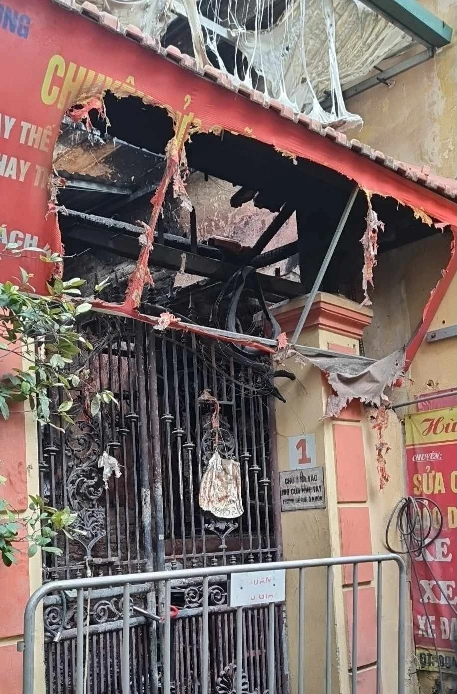 Ngôi nhà cháy nằm sâu trong ngõ 119 phố Trung Kính, hiện đã bị phong tỏa. Ảnh: NGHĨA NHÂN cháy nhà trọ 5 tầng ở hà nội.jpg